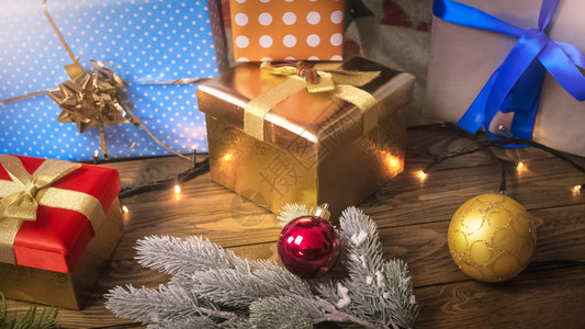 冬季假日和庆祝活动的背景圣诞礼物和花彩的酒杯放在木桌冬季假日和庆祝活动的美丽背景图片