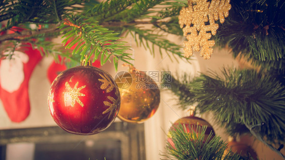紧贴近的圣诞树照片上面装饰着美丽的圣诞树上面有和雪花图片