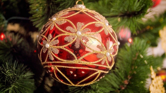 圣诞树枝上闪亮的红光的红光图片圣诞树枝上闪亮的红光的红色光亮亮的图像图片