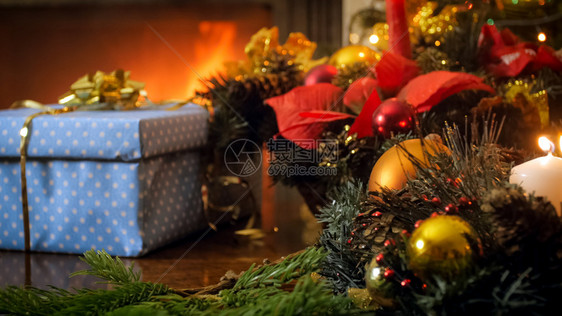 木制桌上装饰圣诞花圈和的紧贴照片木制桌上装饰圣诞花圈和的紧贴图像图片