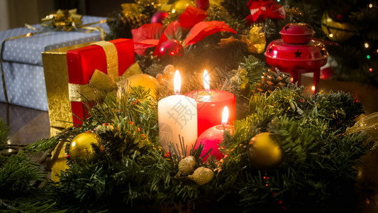 冬季假日和庆祝活动的背景圣诞节花圈烧蜡烛冬季假日和庆祝活动的美丽背景图片
