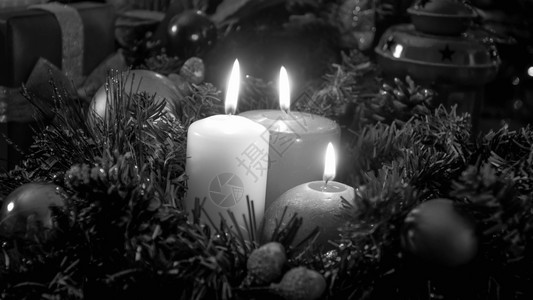 圣诞树上燃烧蜡烛的黑白照片图片