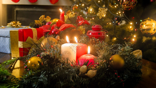 美丽的桌装饰着燃烧的蜡烛花圈和灯笼以庆祝圣诞节美丽的木桌装饰着燃烧的蜡烛花圈和灯笼以庆祝圣诞节图片