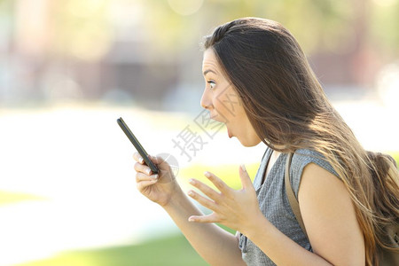 视频背景素材一位在街上户外使用手机的奇异女侧面观背景