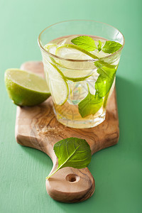 莫吉托鸡尾酒和绿色背景的成分图片