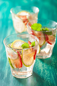 以杯中草莓黄瓜石灰为杯子的清夏酒图片