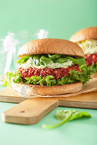 蔬菜甜和加鳄梨酱的quinoa汉堡包图片