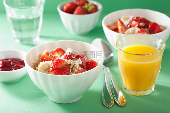 配草莓香蕉椰子片的健康早餐quinoa图片