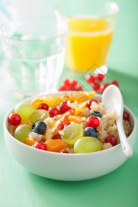 配有果子的健康早餐quinoa图片