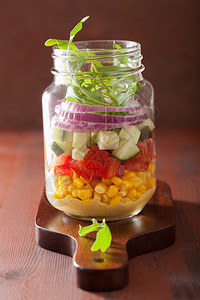 泥瓦罐中健康蔬菜沙拉图片