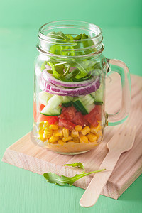 泥瓦罐中健康蔬菜沙拉图片