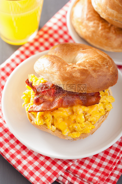 早餐三明治加鸡蛋培根奶酪面包饼图片