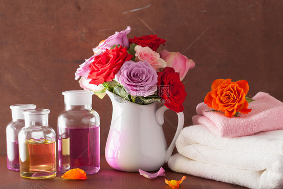 基本油和玫瑰花香调味水和图片