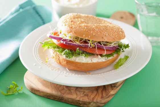 番茄三明治加面包饼奶油乳酪洋葱生菜紫花法芽图片