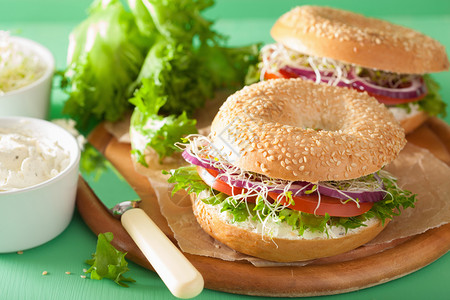 奶油生菜番茄三明治加面包饼奶油乳酪洋葱生菜紫花法芽背景