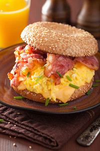 早餐三明治加鸡蛋培根奶酪面包饼图片