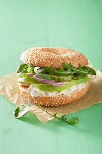 加奶油乳酪洋葱黄瓜的面包饼上avocado三明治图片