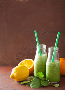 含柠檬橙子的健康绿色奶昔图片
