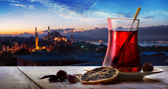 伊斯坦布尔一座清真寺背景中的土耳其茶叶图片