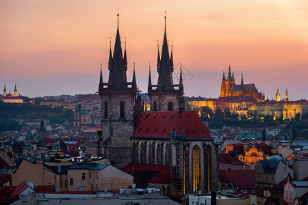 日出时布拉格古老的教堂从上方查看图片
