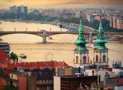 匈牙利布达佩斯玛格丽特桥和圣安娜教堂图片
