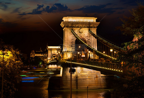布达佩斯多瑙河上链桥夜间过图片