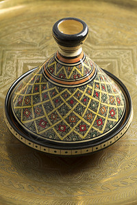 传统装饰的摩洛哥传统标签条在Safi制成的黄铜桌上图片
