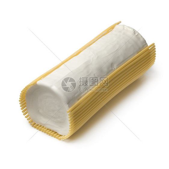 白色背景孤立的一卷软白色有机山羊奶酪图片