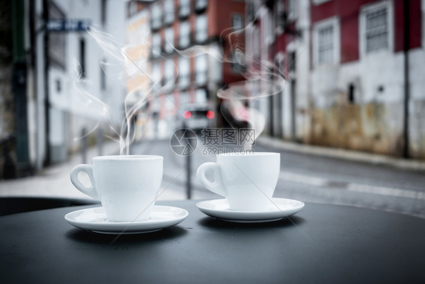 咖啡在街上馆的露台外面桌上有杯咖啡图片