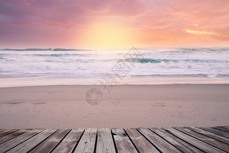 阳光明媚的清晨桑迪海滩与木道图片