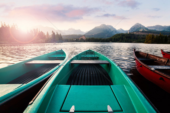 阳光明媚的清晨在山湖上木船湖夏季风景图片