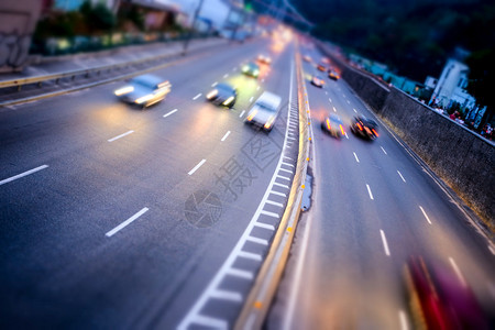 夜车市暴动汽在现代大城市的高速公路上失明图片