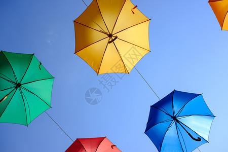 色彩多的雨伞背景天空中多彩的雨伞街道装饰图片