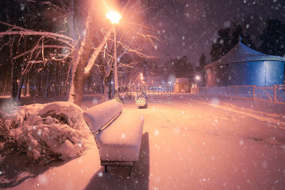 夜间冬季雪瀑布城市的小巷明亮公园图片