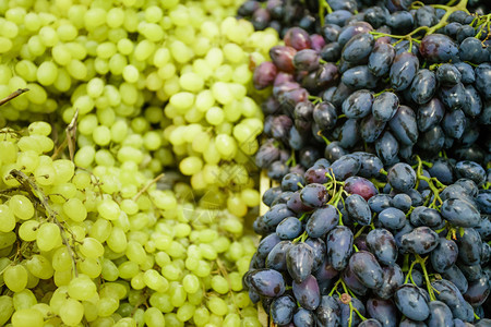 市场上的葡萄新鲜绿和紫图片