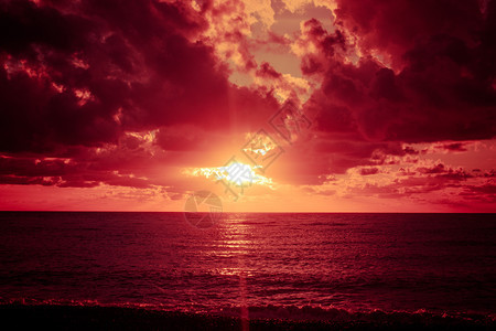 海洋上多彩的日落图片