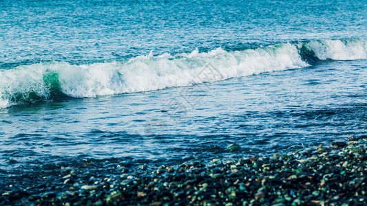 海浪在沙滩上冲图片