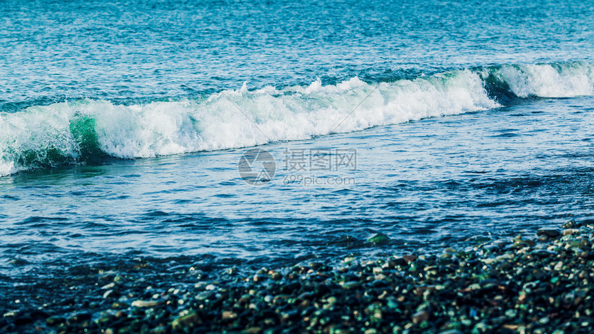 海浪在沙滩上冲图片