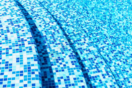 创意抽象的暑假期和娱乐活动概念背景游泳池水温度假村蓝砖石台阶的宏观点图片