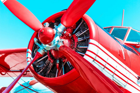创意抽象航空业旅行和冒险商业概念红色反转式螺旋桨发动机飞对蓝天图片