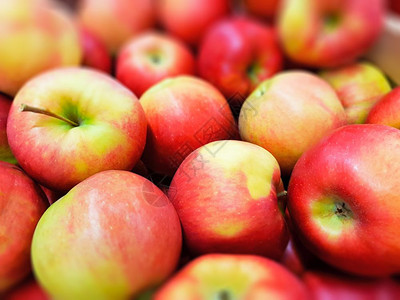 食品市场超或杂货店中带有选择焦点效应的新鲜红苹果堆积的宏观点图片