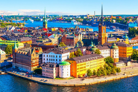瑞典斯德哥尔摩老城GamlaStan码头建筑的夏季风景航空全图片