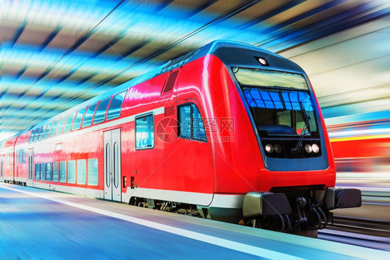 铁路和旅行游运输工业概念车站平台上双层甲板列车轨道上的红色现代高速乘客列车的优美景象运动效果模糊图片