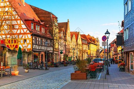 德国巴伐利亚富尔特老城古建筑和街道的景色日落图片