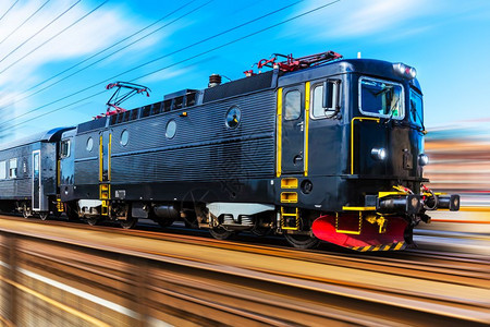 铁路和旅行游运输工业概念现代高速客运交通列车在轨道上行驶运动模糊效果优美的夏季景色图片
