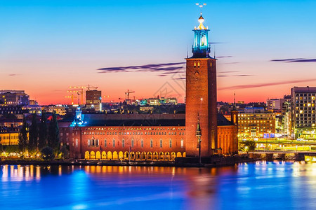 瑞典斯德哥尔摩老城GamlaStan古老市政厅宫和塔楼建筑GamlaStan的景色夜图片