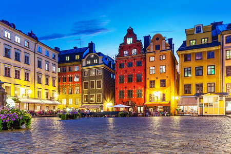 瑞典斯德哥尔摩老城加姆拉斯坦大广场夏季夜景图片