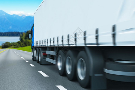 3D表示半卡车驾驶高速公路的动作模糊效果图片