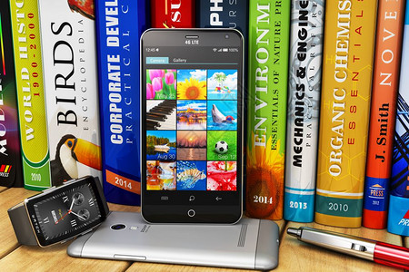 创意数字无线通信技术和互联网络商业和教育概念由现代黑色光滑触摸屏智能手机和配有彩色硬封面书籍的木架上智能手表组成小图片