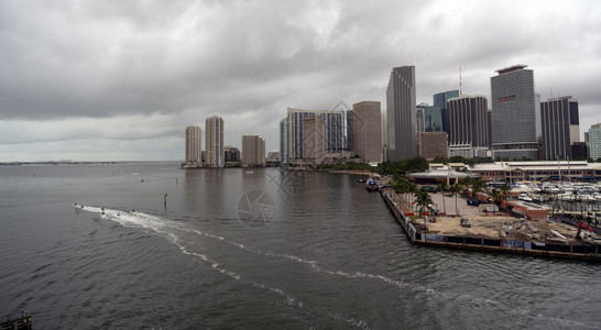 在佛罗里达迈阿密大西洋海岸的雷暴中喷气天上的人出去玩图片